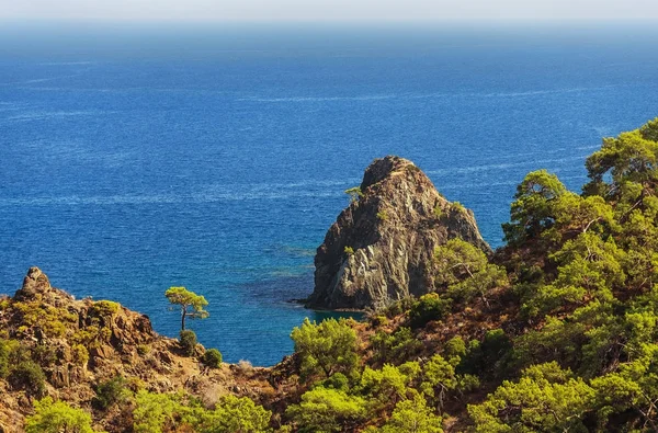 Felsige Inselklippe im Mittelmeer — Stockfoto