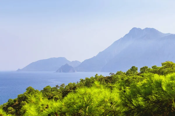 Вид на высокие горные вершины и голубую воду в популярном туристическом курорте на Средиземном море в Турции — стоковое фото