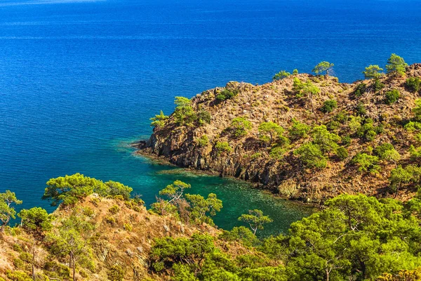 Salvaje tranquila bahía deshabitada entre los bosques en el mar Mediterráneo en Turquía — Foto de Stock