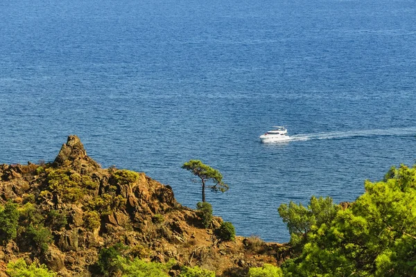 Yate blanco de lujo navegando en el mar Mediterráneo azul — Foto de Stock
