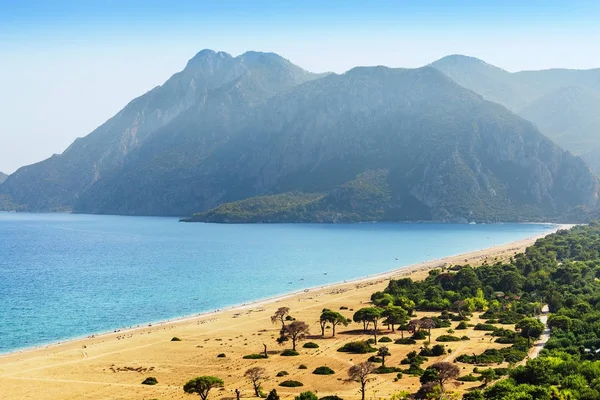 Panorama Flygfoto över en av de vackraste stränderna i världen och Turkiet - Cirali eller Chirali nära Antalya, omgivet av majestätiska berg och Medelhavet — Stockfoto