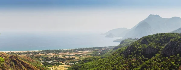 Vista panorámica aérea de una de las playas más bellas del mundo y Turquía - Cirali o Chirali cerca de Antalya, rodeado de majestuosas montañas y el mar Mediterráneo — Foto de Stock