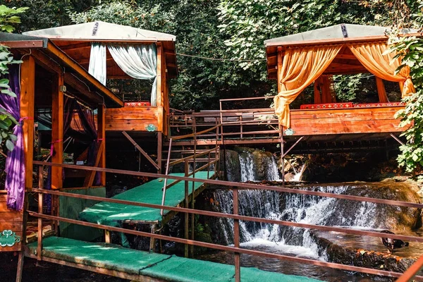Rybí restaurace na horské řece v tropické džungli Terrace — Stock fotografie