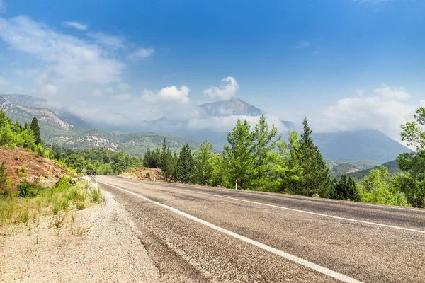Estrada da montanha na Turquia com vista para o pico de Tahtali — Fotografia de Stock
