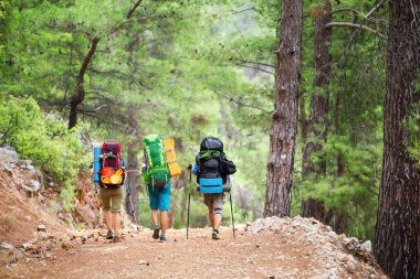 Türkiye'de Likya yolu boyunca yaz aylarında üç modern turist backpackers bir grup seyahatleri