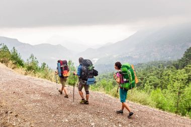 Türkiye'de Likya yolu boyunca yaz aylarında üç modern turist backpackers bir grup seyahatleri