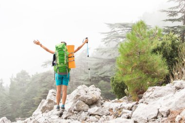 Mutlu genç kadın backpacker zevk vahşi orman ile sis sis görünümünde, tahtalı Dağı Türkiye'nin Likya yolu kavramı ile seyahat