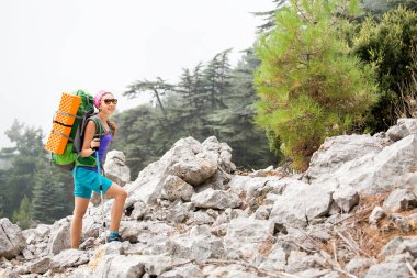 Mutlu genç kadın backpacker zevk vahşi orman ile sis sis görünümünde, tahtalı Dağı Türkiye'nin Likya yolu kavramı ile seyahat