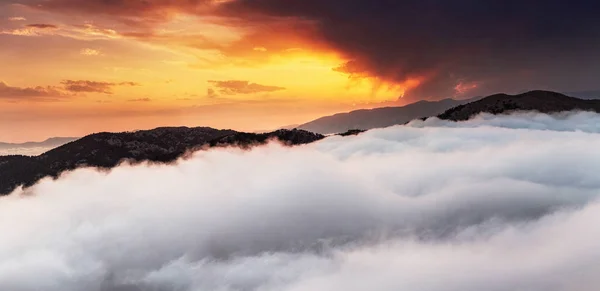 Величественный закат в горах с туманом и туманным ландшафтом, Турция, Лыжня у пика Тали — стоковое фото