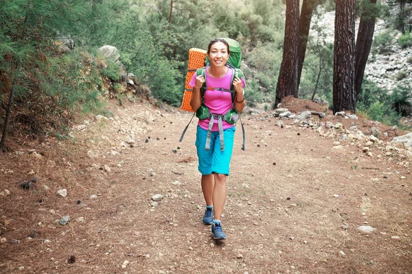 Senderista con mochila viajando en un bosque de pinos por Lycian Way, Turquía — Foto de Stock