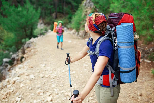 Chica con mochila en viaje de trekking esperando a su amigo — Foto de Stock