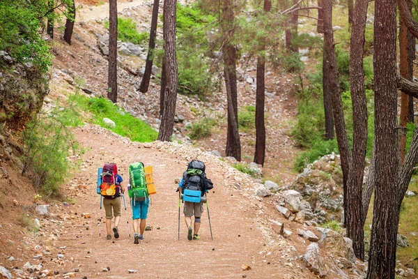 Skupina tří backpackers moderní turisté jezdí v létě podél Lýkijská v Turecku — Stock fotografie