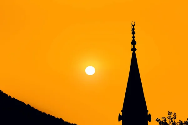 Pôr-do-sol vermelho com sol e silhueta de minarete mesquita — Fotografia de Stock