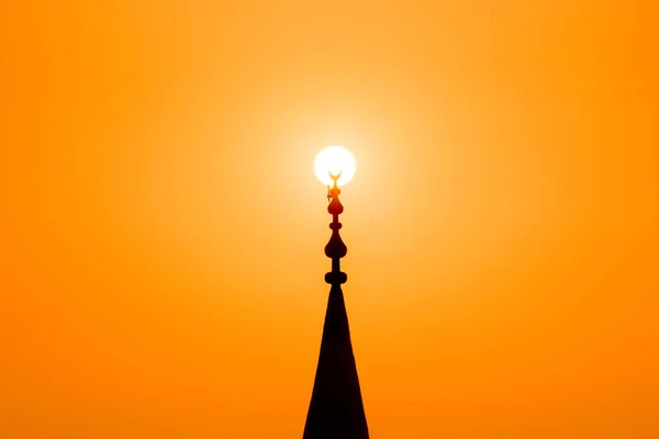 Rudý západ slunce a silueta Minaret mešity — Stock fotografie
