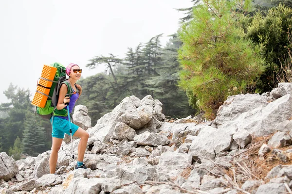 Mutlu genç kadın backpacker zevk vahşi orman ile sis sis görünümünde, tahtalı Dağı Türkiye'nin Likya yolu kavramı ile seyahat