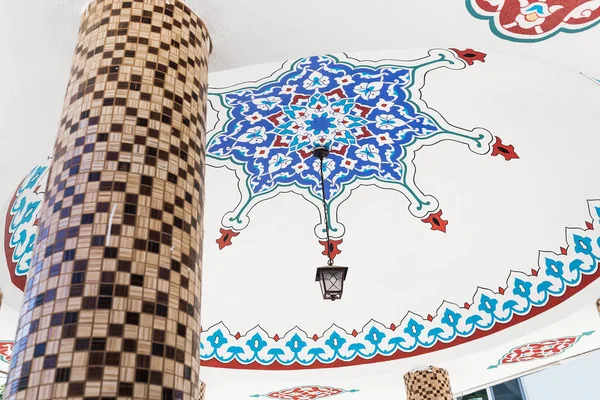 Geometris sederhana islamik pola di masjid di Turki — Stok Foto