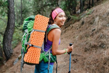 Yaz Likya Yolu Türkiye'de yürüyüş sırt çantası ile kadın uzun yürüyüşe çıkan kimse