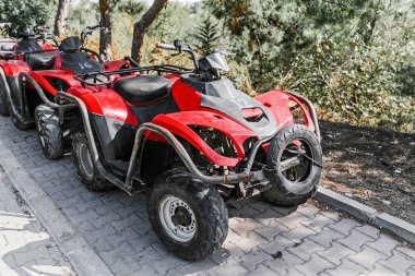 ATV offroad quad Bisiklet yalnız yola park