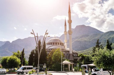 22 Eylül 2017, Göynük, Türkiye: tatil kasabası Göynük Kemer yakınındaki minare ile büyük Camii