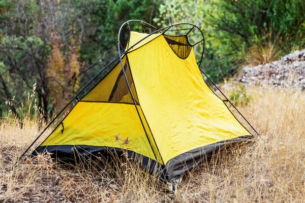 Barraca amarela na floresta no dia de verão, acampamento na Turquia — Fotografia de Stock