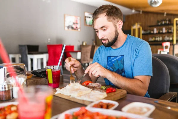 Młody człowiek w na co dzień obiad w restauracji — Zdjęcie stockowe