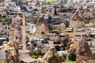 23 Eylül 2017, Göreme, Türkiye: Göreme şehir bir yükseklikten manzaralı evler cami ve otel. Kalmak turistler için popüler bir yer