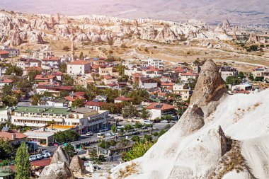 23 Eylül 2017, Göreme, Türkiye: Göreme şehir bir yükseklikten manzaralı evler cami ve otel. Kalmak turistler için popüler bir yer