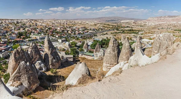 Maravilhosa vista panorâmica da paisagem da Capadócia na Turquia, famoso destino turístico. Formação incomum de tufos vulcânicos rochosos — Fotografia de Stock