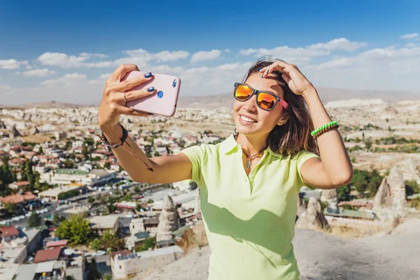 Ευτυχισμένη γυναίκα λήψη selfie με το smartphone με το τοπίο της Καππαδοκίας στο παρασκήνιο, Γκορέμε, Τουρκία — Φωτογραφία Αρχείου