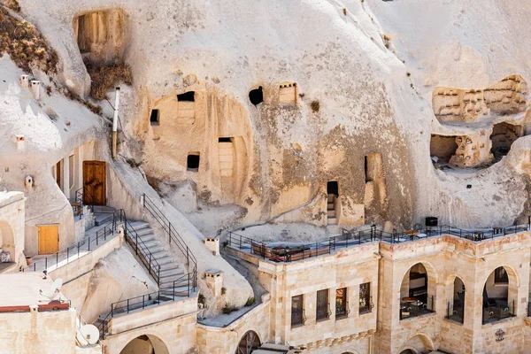 Отели в Каппадокии, вырезанные из камня, пещерный стиль — стоковое фото