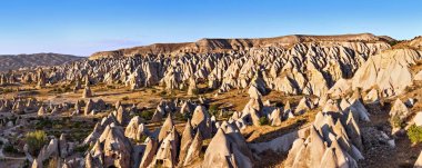 Göreme Milli Parkı, kavram, yaz turizm hedef olarak Kapadokya'nın gül ve kırmızı Vadisi'nin panoramik manzaralı