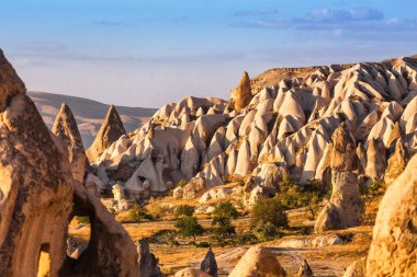 Göreme Milli Parkı, kavram, yaz turizm hedef olarak Kapadokya'nın gül ve kırmızı Vadisi'nin panoramik manzaralı