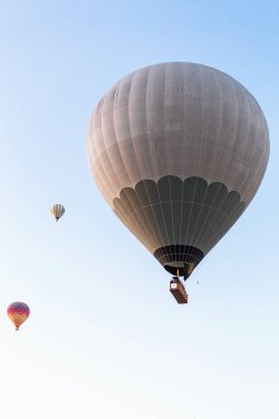 Mavi gökyüzü karşı birçok tanınmaz renkli sıcak hava balonları