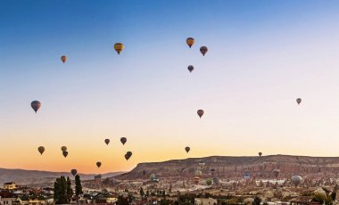 Göreme Kapadokya, panoramik şehir üzerinde uçan birçok sıcak hava balonları