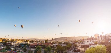 Eylül 2017, Göreme, Kapadokya: Göreme Kapadokya, panoramik şehir üzerinde uçan birçok sıcak hava balonları