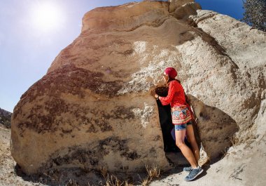 Mutlu genç turist Doğu Asya kız geleneksel giysiler arasında Kapadokya gezi manzara ve kasaba yaz mağara