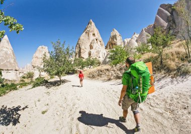 turist tarafından patika Kapadokya Göreme milli parkta yürüyüş sırt çantası ile grup