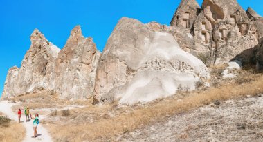Üç arkadaş turizm seyahat Kapadokya'nın peri masalı ortamındaki çok ırklı grup