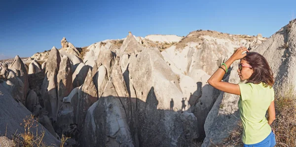 Genç mutlu turist kadın seyahat Kapadokya, Türkiye. — Stok fotoğraf