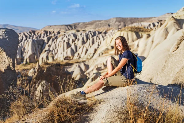 Jóvenes feliz turista viajan en Capadocia, Turquía . — Foto de Stock