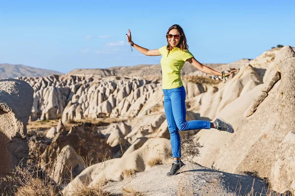 Jóvenes feliz turista viajan en Capadocia, Turquía . — Foto de Stock