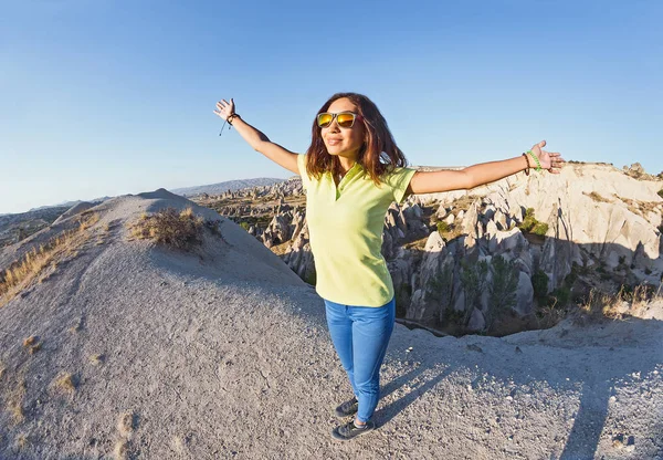 Genç mutlu turist kadın seyahat Kapadokya, Türkiye. — Stok fotoğraf