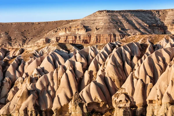 Panoramatické krajiny pohled růžové a červené údolí v národním parku Göreme, koncept Kappadokie jako turistické destinace v létě — Stock fotografie