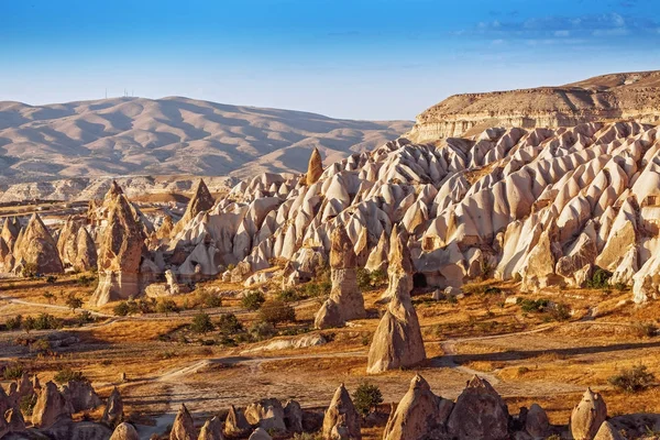 Vista panorâmica da paisagem da Rosa e do vale vermelho no parque nacional de Goreme, conceito da Capadócia como destino turístico no verão — Fotografia de Stock