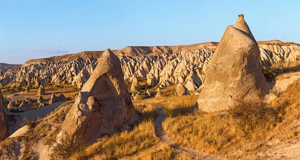 Vista panorâmica da paisagem da Rosa e do vale vermelho no parque nacional de Goreme, conceito da Capadócia como destino turístico no verão — Fotografia de Stock