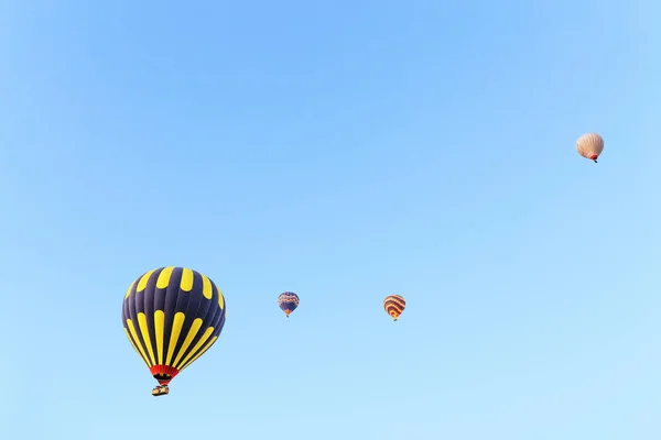 Muchos globos de aire caliente coloridos irreconocibles contra el cielo azul —  Fotos de Stock