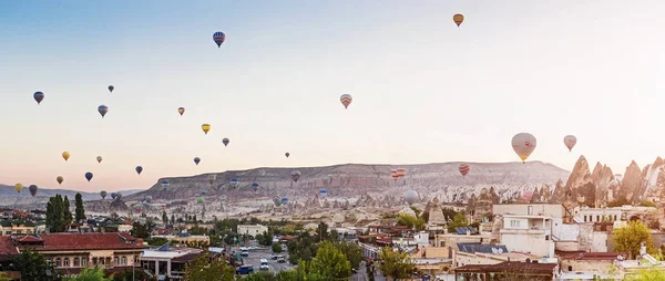 September 2017, Goreme, Cappadocië, Turkije: veel hete lucht ballonnen vliegen over Goreme stad in Cappadocië, panoramisch uitzicht — Stockfoto