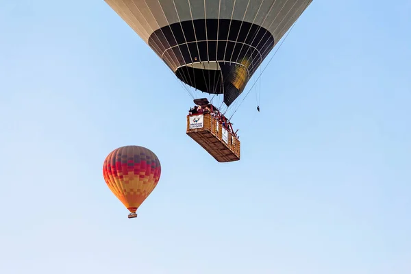 SEPTIEMBRE 2017, GOREME, CAPPADOCIA, TURQUÍA: Feliz grupo de personas volando en canasta de globos aerostáticos —  Fotos de Stock