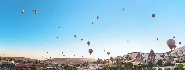 SEPTEMBER 2017, GOREME, CAPPADOCIA, TURKEY: Many Hot air balloons flying over Goreme town in Cappadocia, panoramic view — Stock Photo, Image