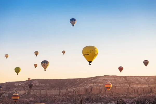 September 2017, Goreme, Cappadocië, Turkije: De beroemde toeristische attractie van Cappadocië - elke ochtend ballonvaart — Stockfoto